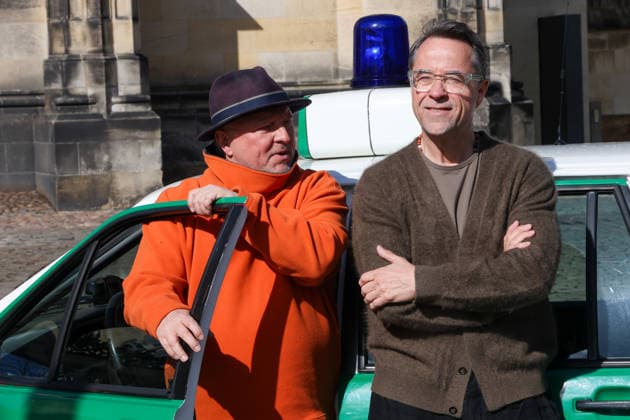 Dreharbeiten für den 50. Tatort aus Münster. Fototermin am Set. Dreharbeiten für den Münster-Tatort auf dem Domplatz. Arbeitstitel Eine Frage der Zeit. Axel Prahl, als Hauptkommissar Frank Thiel und Jan Josef Liefers, als Rechtsmediziner Prof. Karl-Friedrich Boerne. Münster, Nordrhein-Westfalen, DEU, Deutschland, 26.03.2026