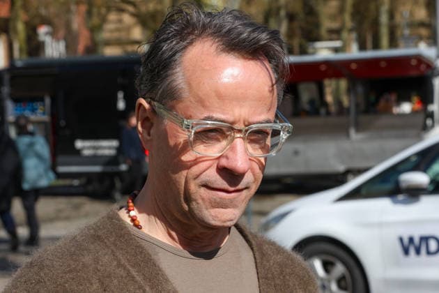 Dreharbeiten für den 50. Tatort aus Münster. Fototermin am Set. Dreharbeiten für den Münster-Tatort auf dem Domplatz. Arbeitstitel Eine Frage der Zeit. Jan Josef Liefers, als Rechtsmediziner Prof. Karl-Friedrich Boerne. Münster, Nordrhein-Westfalen, DEU, Deutschland, 26.03.2026