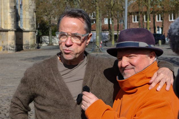 Dreharbeiten für den 50. Tatort aus Münster. Fototermin am Set. Dreharbeiten für den Münster-Tatort auf dem Domplatz. Arbeitstitel Eine Frage der Zeit. Axel Prahl, als Hauptkommissar Frank Thiel und Jan Josef Liefers, als Rechtsmediziner Prof. Karl-Friedrich Boerne. Münster, Nordrhein-Westfalen, DEU, Deutschland, 26.03.2026