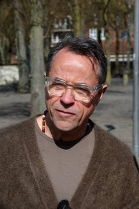 Dreharbeiten für den 50. Tatort aus Münster. Fototermin am Set. Dreharbeiten für den Münster-Tatort auf dem Domplatz. Arbeitstitel Eine Frage der Zeit. Jan Josef Liefers, als Rechtsmediziner Prof. Karl-Friedrich Boerne. Münster, Nordrhein-Westfalen, DEU, Deutschland, 26.03.2026