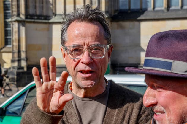 Dreharbeiten für den 50. Tatort aus Münster. Fototermin am Set. Dreharbeiten für den Münster-Tatort auf dem Domplatz. Arbeitstitel Eine Frage der Zeit. Axel Prahl, als Hauptkommissar Frank Thiel und Jan Josef Liefers, als Rechtsmediziner Prof. Karl-Friedrich Boerne. Münster, Nordrhein-Westfalen, DEU, Deutschland, 26.03.2026