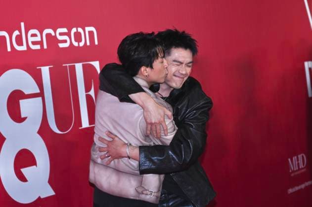 Entertainment Bilder des Tages RECORD DATE NOT STATED VOGUE Hong Kong Event Anson Kong Ip Sang, a member of MIRROR, kissing Will Or Wai-lam at the event of VOGUE Hong Kong on March 26, 2026 in Hong Kong. (Photo by Kobe Li Nexpher Images) Hong Kong