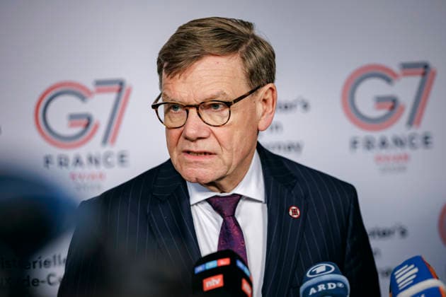 News Bilder des Tages Johann Wadephul (CDU), Bundesaussenminister, gibt vor Beginn des Treffens der G7-Aussenministerinnen und Aussenminister in der Abbaye des Vaux de Cernay einen doorstep. Paris, 26.03.2026. Fotografiert im Auftrag des Auswaertigen Amtes Paris Frankreich *** Johann Wadephul CDU , Federal Foreign Minister, gives a doorstep before the start of the meeting of the G7 Foreign Ministers at the Abbaye des Vaux de Cernay Paris, 26 03 2026 Photographed on behalf of the Federal Foreign Office Paris France Copyright: xThomasxTrutschel AAx