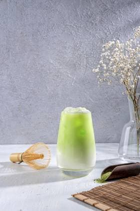 Matcha Tee. Grüner Eistee Matcha Latte im Glas. Grüner Tee Dalgona, geschlagener grüner Tee mit Milch. Gesundes veganes Getränk, Nahaufnahme Matcha tea. Iced green tea matcha latte in glass. Green tea dalgona, whipped grean tea with milk. Healthy vegan drink, close up Copyright: imageBROKER SvetlanaxKhutornaia ibxiqx16992185.jpg