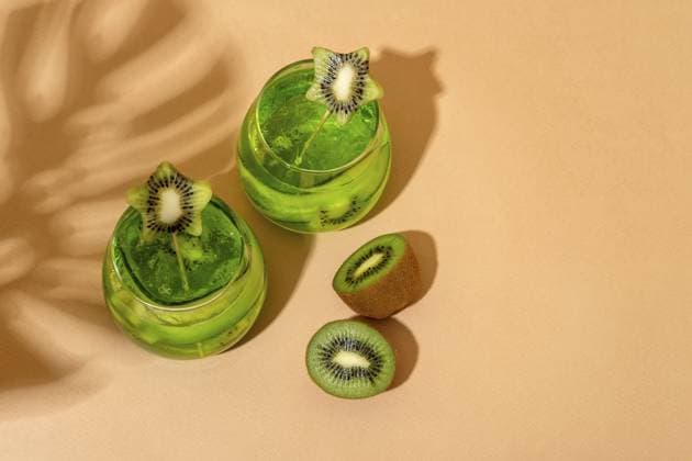 Tropische alkoholische Eiscocktails mit Kiwi, die im Sommersonnenlicht serviert werden. Trendiger Stil mit Schatten Tropical summer ice alcoholic cocktails with kiwi served under the summer sun light. Trendy style with shadows Copyright: imageBROKER SvetlanaxKhutornaia ibxiqx16992862.jpg