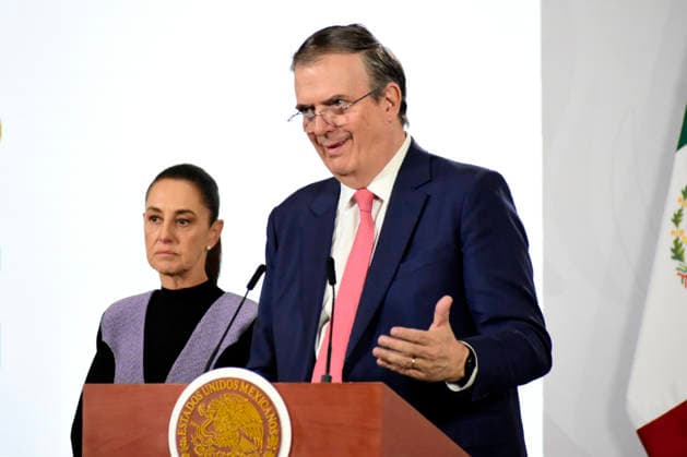 MexicoÃ¢â‚¬â ¢s President Claudia Sheinbaum Pardo is seen behind while Mexico s Economic Minister, Marcelo Ebrard Casaubon speaks during a news conference at National Palace. on March 26, 2026 in Mexico City, Mexico. Mexico City Mexico  - ZUMAe321 20260326_zia_e321_003 Copyright: xLuisxBarronx