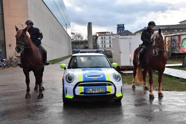 Polizeiauto und Reiterstaffel Premiere Tatort - Unvergänglich - Teil 1 Fernsehen, Film HFF Audimax München 26. März 2026