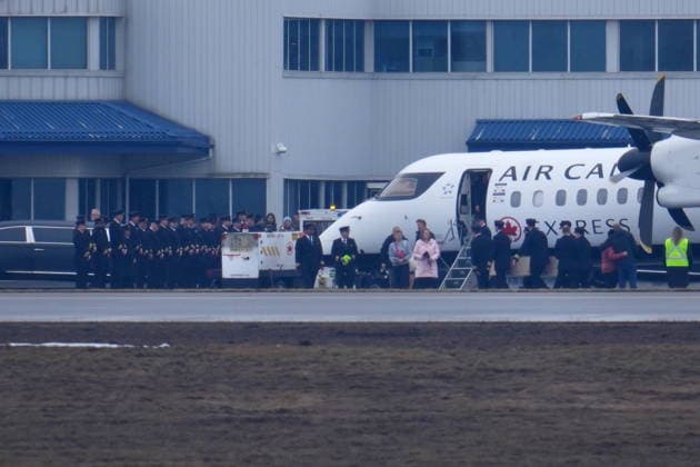 News Bilder des Tages March 26, 2026, Ottawa, On, CANADA: Pilots carry the casket during the repatriation of Jazz Aviation First Officer Mackenzie Gunther, who died after his Air Canada Express plane collided with a fire truck at New York s LaGuardia Airport, in Ottawa, on Thursday, March 26, 2026. Ottawa CANADA  - ZUMAc35_ 20260326_zaf_c35_084 Copyright: xSeanxKilpatrickx