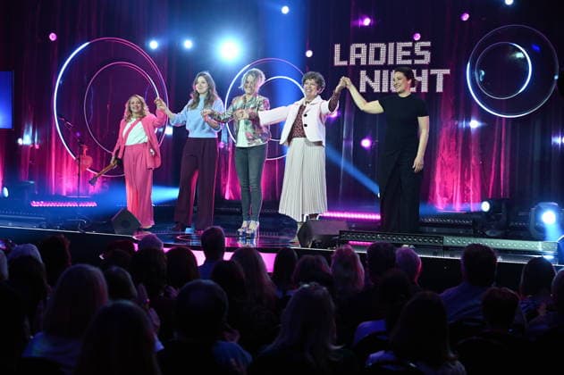 Miss Allie, l-r, Victoria Abelmann Brockmann, Lisa Feller, Lioba Albus und Eva Eiselt auf der Bühne bei der ARD Show Ladies Night die einzige Comedy- und Kabarettshow mit rein weiblicher Besetzung im deutschsprachigen Fernsehen: Sendetermin 18.04.2026 Das Erste.