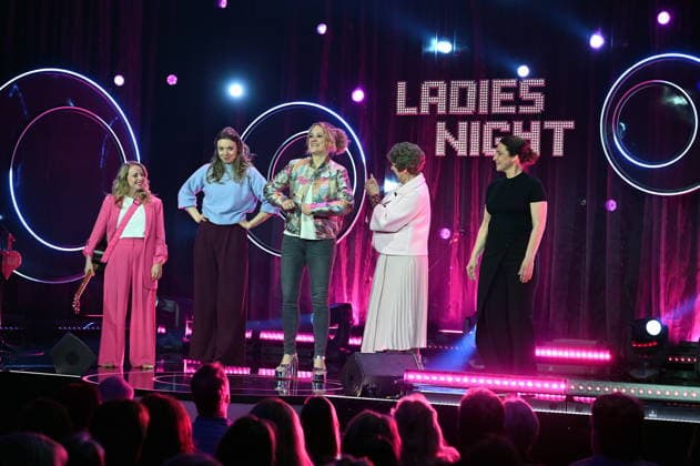Miss Allie, l-r, Victoria Abelmann Brockmann, Lisa Feller, Lioba Albus und Eva Eiselt auf der Bühne bei der ARD Show Ladies Night die einzige Comedy- und Kabarettshow mit rein weiblicher Besetzung im deutschsprachigen Fernsehen: Sendetermin 18.04.2026 Das Erste.