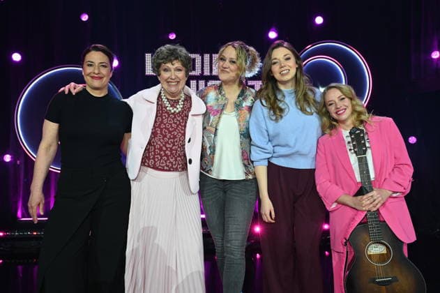 Eva Eiselt, l-r, Lioba Albus, Lisa Feller, Victoria Abelmann Brockmann und Miss Allie zu Gast bei der ARD Show Ladies Night die einzige Comedy- und Kabarettshow mit rein weiblicher Besetzung im deutschsprachigen Fernsehen: Sendetermin 18.04.2026 Das Erste.