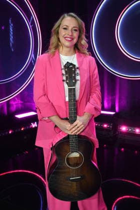 Liedermacherin und Singer-Songwriterin Miss Alllie ( Elisa Hantsch ) zu Gast bei der ARD Show Ladies Night die einzige Comedy- und Kabarettshow mit rein weiblicher Besetzung im deutschsprachigen Fernsehen: