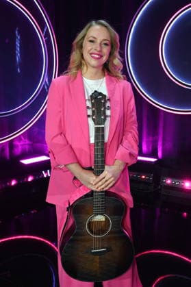 Liedermacherin und Singer-Songwriterin Miss Alllie ( Elisa Hantsch ) zu Gast bei der ARD Show Ladies Night die einzige Comedy- und Kabarettshow mit rein weiblicher Besetzung im deutschsprachigen Fernsehen: