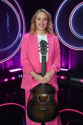 Liedermacherin und Singer-Songwriterin Miss Alllie ( Elisa Hantsch ) zu Gast bei der ARD Show Ladies Night die einzige Comedy- und Kabarettshow mit rein weiblicher Besetzung im deutschsprachigen Fernsehen: