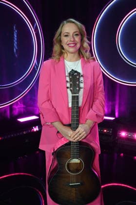 Liedermacherin und Singer-Songwriterin Miss Alllie ( Elisa Hantsch ) zu Gast bei der ARD Show Ladies Night die einzige Comedy- und Kabarettshow mit rein weiblicher Besetzung im deutschsprachigen Fernsehen: