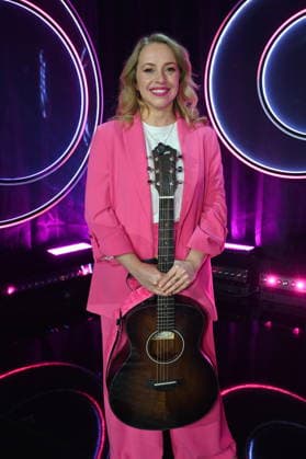 Liedermacherin und Singer-Songwriterin Miss Alllie ( Elisa Hantsch ) zu Gast bei der ARD Show Ladies Night die einzige Comedy- und Kabarettshow mit rein weiblicher Besetzung im deutschsprachigen Fernsehen: