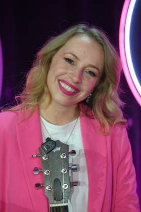Liedermacherin und Singer-Songwriterin Miss Alllie ( Elisa Hantsch ) zu Gast bei der ARD Show Ladies Night die einzige Comedy- und Kabarettshow mit rein weiblicher Besetzung im deutschsprachigen Fernsehen: