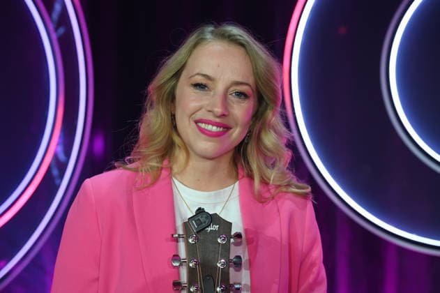 Liedermacherin und Singer-Songwriterin Miss Alllie ( Elisa Hantsch ) zu Gast bei der ARD Show Ladies Night die einzige Comedy- und Kabarettshow mit rein weiblicher Besetzung im deutschsprachigen Fernsehen:
