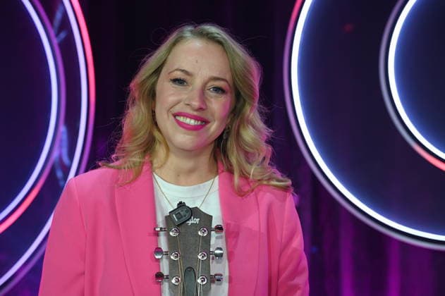 Liedermacherin und Singer-Songwriterin Miss Alllie ( Elisa Hantsch ) zu Gast bei der ARD Show Ladies Night die einzige Comedy- und Kabarettshow mit rein weiblicher Besetzung im deutschsprachigen Fernsehen: