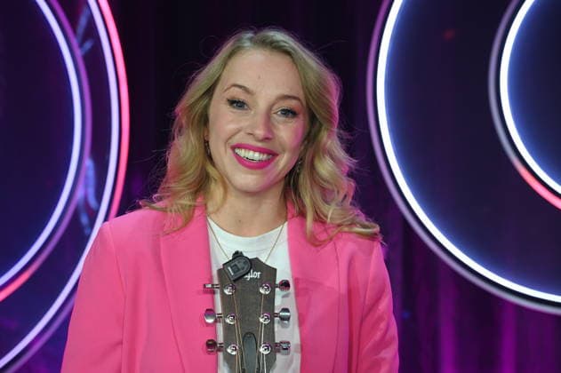 Liedermacherin und Singer-Songwriterin Miss Alllie ( Elisa Hantsch ) zu Gast bei der ARD Show Ladies Night die einzige Comedy- und Kabarettshow mit rein weiblicher Besetzung im deutschsprachigen Fernsehen: