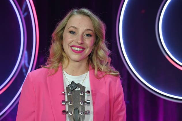 Liedermacherin und Singer-Songwriterin Miss Alllie ( Elisa Hantsch ) zu Gast bei der ARD Show Ladies Night die einzige Comedy- und Kabarettshow mit rein weiblicher Besetzung im deutschsprachigen Fernsehen: