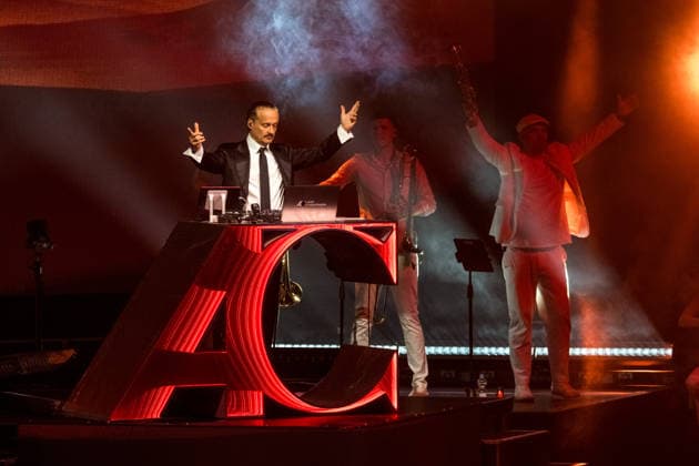 Der deutsche DJ, Komponist und Produzent Alex Christensen auf Classical Dance Tour in der quarterback immobilien arena leipzig. mit dabei das berlin orchestra und die sängerinnen linda teodosiu und yass Alex Christensen Leipzig