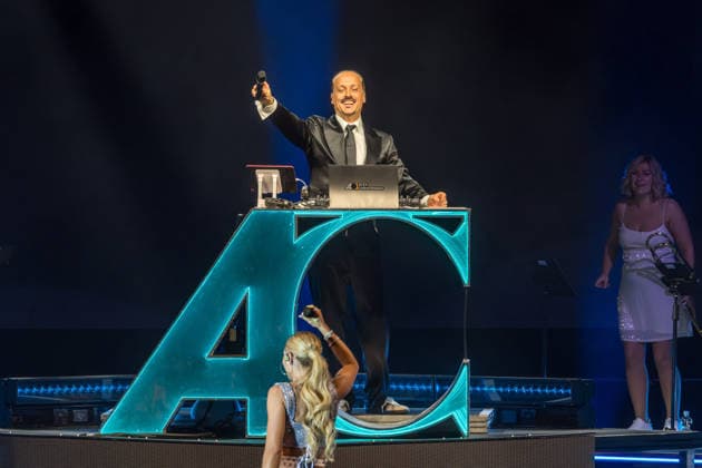 Der deutsche DJ, Komponist und Produzent Alex Christensen auf Classical Dance Tour in der quarterback immobilien arena leipzig. mit dabei das berlin orchestra und die sängerinnen linda teodosiu und yass Alex Christensen Leipzig