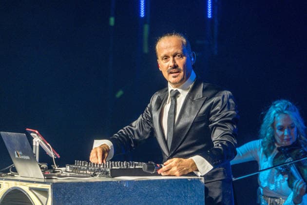 Der deutsche DJ, Komponist und Produzent Alex Christensen auf Classical Dance Tour in der quarterback immobilien arena leipzig. mit dabei das berlin orchestra und die sängerinnen linda teodosiu und yass Alex Christensen Leipzig