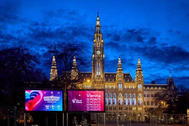 - Wien 23.03.2026 - Eurovision Song Contest 2026 - Die Vorbereitungen für den ESC 2026 vom 12. bis zum 16. Mai laufen auf Hochtouren. PHOTO: 2 Leuchtrahmen mit u.a. einem Countdown bis zum 16. Mai und dem Logo des ECR 2026 stehen vor dem abendlich beleuchteten Wiener Rathaus Vienna (AUSTRIA) - Eurovision Song Contest 2026 - Preparations for the 2026 Eurovision Song Contest, taking place from May 12 to 16 in Vienna, Austria, are in full swing. PHOTO: Two illuminated frames, featuring a countdown to May 16 and the 2026 Eurovision Song Contest logo, stand in front of Vienna City Hall, which is lit up at night. Vienne (AUTRICHE) - Concours Eurovision de la chanson 2026 - Les préparatifs pour l Eurovision 2026, qui se tiendra du 12 au 