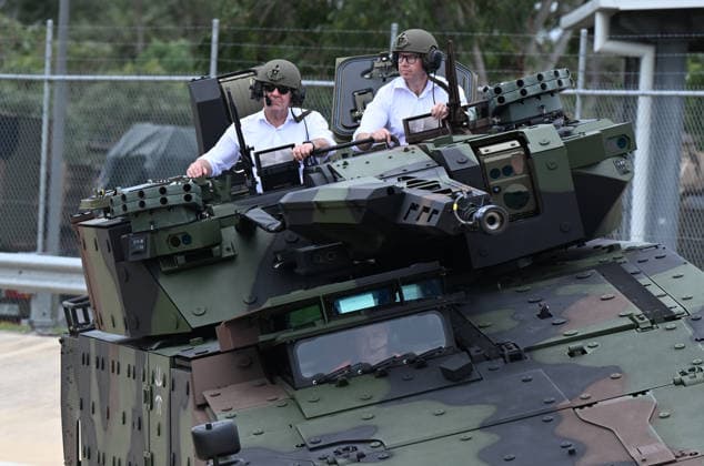 News Bilder des Tages #2 BORIS PISTORIUS AUSTRALIA VISIT, Germany™s Minister of Defence ,Boris Pistorius (left) and Australian Defence Minister, Pat Conroy (right) are seen in a Boxer Combat Reconnaissance Vehicle during a visit to Rheinmetall Defence Australia, in Ipswich, Friday , March 27, 2026 NO ARCHIVING BRISBANE QUEENSLAND AUSTRALIA  Copyright: xDARRENxENGLANDx 20260327139246240533