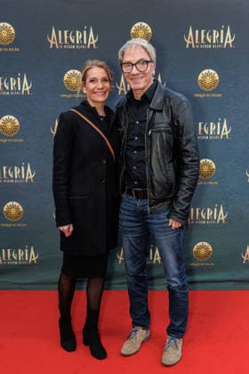 26.03.2026. Düsseldorf. Cirque du Soleil - Alegria. Red Carpet am Abend der Düsseldorfer Premiere. Hier (r-l): Markus Kirschbaum mit Begleitung Nici Düsseldorf Gerresheim Glasmacherviertel Nordrhein-Westfalen Deutschland