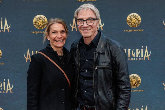26.03.2026. Düsseldorf. Cirque du Soleil - Alegria. Red Carpet am Abend der Düsseldorfer Premiere. Hier (r-l): Markus Kirschbaum mit Begleitung Nici Düsseldorf Gerresheim Glasmacherviertel Nordrhein-Westfalen Deutschland