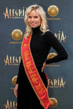 26.03.2026. Düsseldorf. Cirque du Soleil - Alegria. Red Carpet am Abend der Düsseldorfer Premiere. Hier: Feloumena Nacken (Miss Rhein Ruhr) Düsseldorf Gerresheim Glasmacherviertel Nordrhein-Westfalen Deutschland