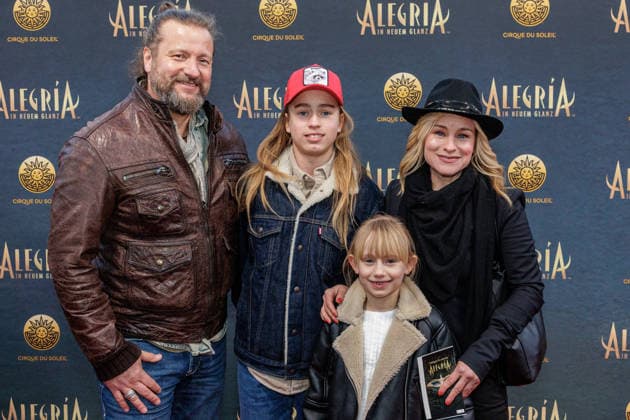 26.03.2026. Düsseldorf. Cirque du Soleil - Alegria. Red Carpet am Abend der Düsseldorfer Premiere. Hier: Dorkas Kiefer (r) mit Familie Düsseldorf Gerresheim Glasmacherviertel Nordrhein-Westfalen Deutschland
