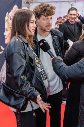 26.03.2026. Düsseldorf. Cirque du Soleil - Alegria. Red Carpet am Abend der Düsseldorfer Premiere. Hier (l-r): Renata und Valentin Lusin Düsseldorf Gerresheim Glasmacherviertel Nordrhein-Westfalen Deutschland