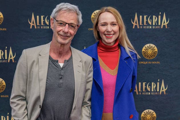 26.03.2026. Düsseldorf. Cirque du Soleil - Alegria. Red Carpet am Abend der Düsseldorfer Premiere. Hier (l-r): Rolf Berg und Julia Beerhold Düsseldorf Gerresheim Glasmacherviertel Nordrhein-Westfalen Deutschland