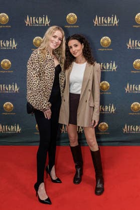 26.03.2026. Düsseldorf. Cirque du Soleil - Alegria. Red Carpet am Abend der Düsseldorfer Premiere. Hier: Nadine Menz (r) mit Begleitung Düsseldorf Gerresheim Glasmacherviertel Nordrhein-Westfalen Deutschland