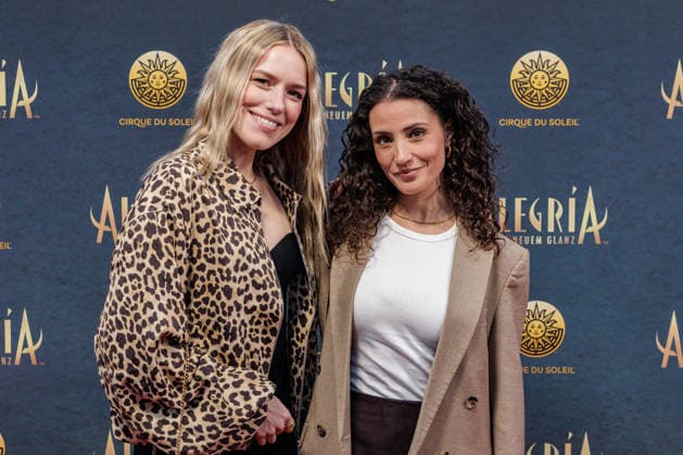 26.03.2026. Düsseldorf. Cirque du Soleil - Alegria. Red Carpet am Abend der Düsseldorfer Premiere. Hier: Nadine Menz (r) mit Begleitung Düsseldorf Gerresheim Glasmacherviertel Nordrhein-Westfalen Deutschland