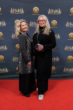 26.03.2026. Düsseldorf. Cirque du Soleil - Alegria. Red Carpet am Abend der Düsseldorfer Premiere. Hier: Katja Mitchell (r) mit Begleitung Düsseldorf Gerresheim Glasmacherviertel Nordrhein-Westfalen Deutschland