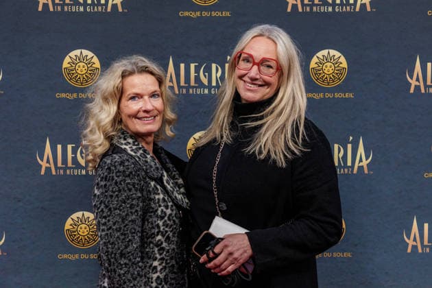 26.03.2026. Düsseldorf. Cirque du Soleil - Alegria. Red Carpet am Abend der Düsseldorfer Premiere. Hier: Katja Mitchell (r) mit Begleitung Düsseldorf Gerresheim Glasmacherviertel Nordrhein-Westfalen Deutschland