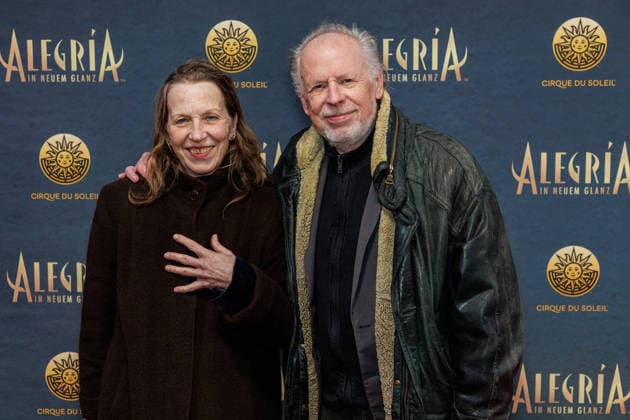 26.03.2026. Düsseldorf. Cirque du Soleil - Alegria. Red Carpet am Abend der Düsseldorfer Premiere. Hier: Dieter Brandecker (r) mit Begleitung Düsseldorf Gerresheim Glasmacherviertel Nordrhein-Westfalen Deutschland