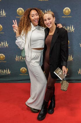 26.03.2026. Düsseldorf. Cirque du Soleil - Alegria. Red Carpet am Abend der Düsseldorfer Premiere. Hier (l-r): Amanda Bella Ciss und Begleitung Düsseldorf Gerresheim Glasmacherviertel Nordrhein-Westfalen Deutschland