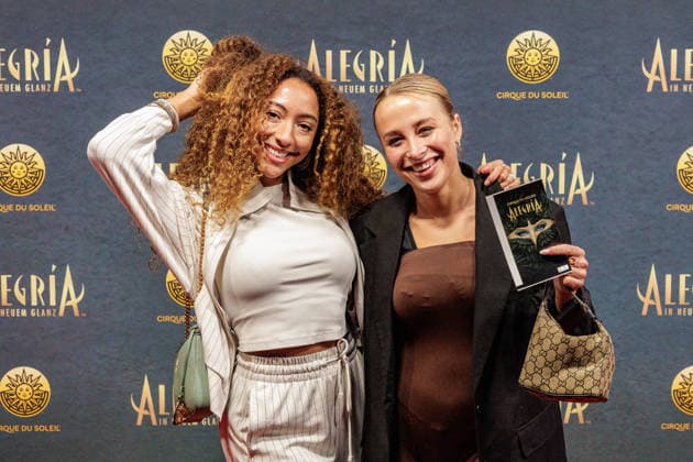 26.03.2026. Düsseldorf. Cirque du Soleil - Alegria. Red Carpet am Abend der Düsseldorfer Premiere. Hier (l-r): Amanda Bella Ciss und Begleitung Düsseldorf Gerresheim Glasmacherviertel Nordrhein-Westfalen Deutschland