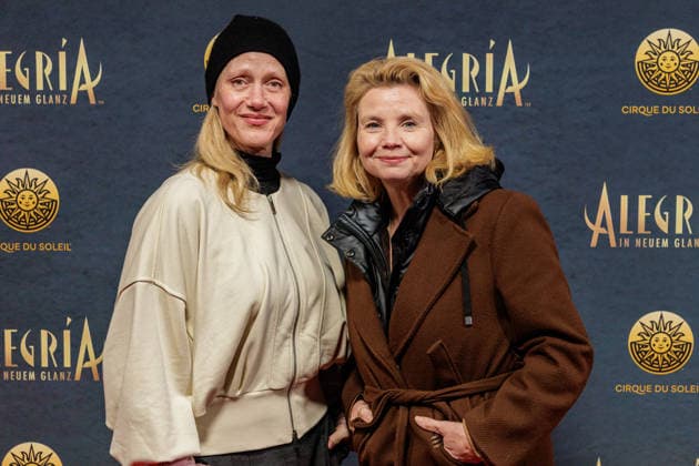 26.03.2026. Düsseldorf. Cirque du Soleil - Alegria. Red Carpet am Abend der Düsseldorfer Premiere. Hier (l-r): Anna Schudt und Annette Frier Düsseldorf Gerresheim Glasmacherviertel Nordrhein-Westfalen Deutschland