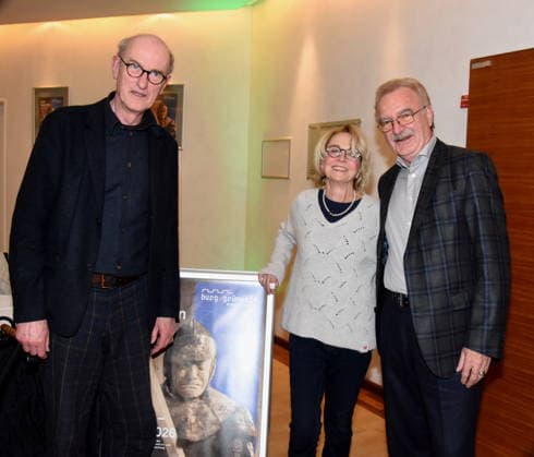 Johannes Herrschmann Schauspieler Gisela Schneeberger Schauspielerin Jo Baier Regisseur Muenchen Gruenwald 26.03.2026 Buergerhaus Roemerschanz Ausstellungs Eroeffnung fuer die Sonderausstellung Karl Valentin und die Alten Rittersleut in der Burg Gruenwald, Zweigmuseum der Archaeologischen Staatssammlung, Foto Muenchen