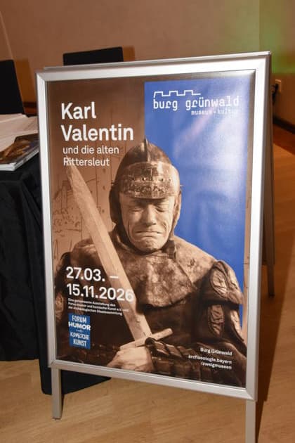 Plakat Muenchen Gruenwald 26.03.2026 Buergerhaus Roemerschanz Ausstellungs Eroeffnung fuer die Sonderausstellung Karl Valentin und die Alten Rittersleut in der Burg Gruenwald, Zweigmuseum der Archaeologischen Staatssammlung, Foto Muenchen