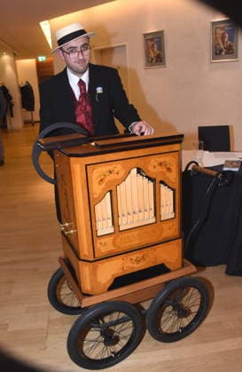 Sandro Neugebauer Drehorgelspieler Muenchen Gruenwald 26.03.2026 Buergerhaus Roemerschanz Ausstellungs Eroeffnung fuer die Sonderausstellung Karl Valentin und die Alten Rittersleut in der Burg Gruenwald, Zweigmuseum der Archaeologischen Staatssammlung, Foto Muenchen