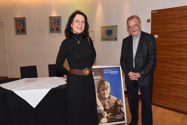 Sabine Rinberger Karl Valentin Museum Direktorin Jo Baier Regisseur Muenchen Gruenwald 26.03.2026 Buergerhaus Roemerschanz Ausstellungs Eroeffnung fuer die Sonderausstellung Karl Valentin und die Alten Rittersleut in der Burg Gruenwald, Zweigmuseum der Archaeologischen Staatssammlung, Foto Muenchen