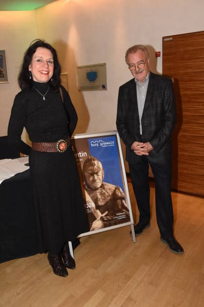Sabine Rinberger Karl Valentin Museum Direktorin Jo Baier Regisseur Muenchen Gruenwald 26.03.2026 Buergerhaus Roemerschanz Ausstellungs Eroeffnung fuer die Sonderausstellung Karl Valentin und die Alten Rittersleut in der Burg Gruenwald, Zweigmuseum der Archaeologischen Staatssammlung, Foto Muenchen