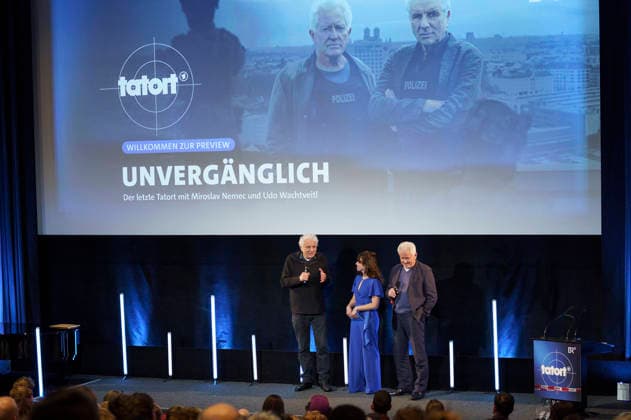 ARD Tatort München - Unvergänglich, Teil 1, Premiere in München #2 Udo Wachtveitl und Miroslav Nemec mit Moderatorin bei der Premiere des ARD Fernsehfilms Tatort - Unvergänglich , dem letzen Fall von Ivo Batic und Franz Leitmayr, im Audimax der Hochschule für Fernsehen und Film. München, 26.03.2026